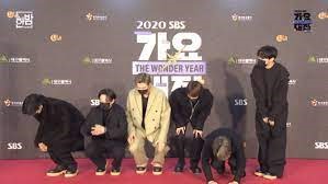 BTS, Monsta X không ngần ngại quỳ trên sân khấu để tri ân người hâm mộ đã đồng hành, yêu thương. Ảnh: KpopStarz.