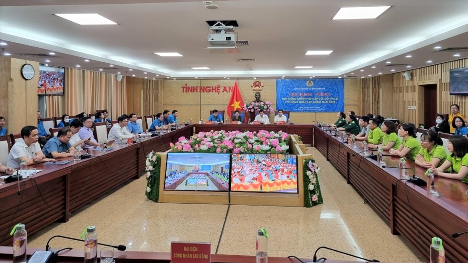 Lãnh đạo tỉnh Nghệ An và 50 công nhân lao động tham gia đối thoại trực tuyến với Thủ tướng Chính phủ. Ảnh: Quang Đại