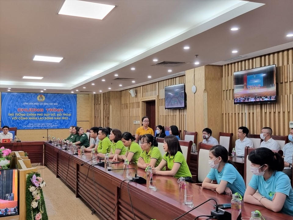 50 công nhân lao động Nghệ An tham gia đối thoại trực tuyến với Thủ tướng Chính phủ. Ảnh: QĐ