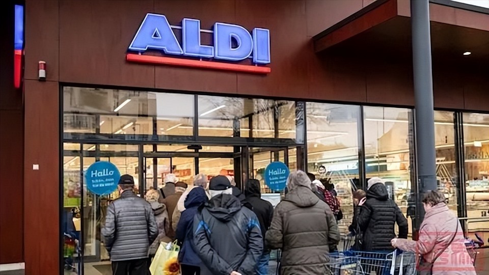 Xếp hàng trước siêu thị Aldi ở Đức. Ảnh: AFP