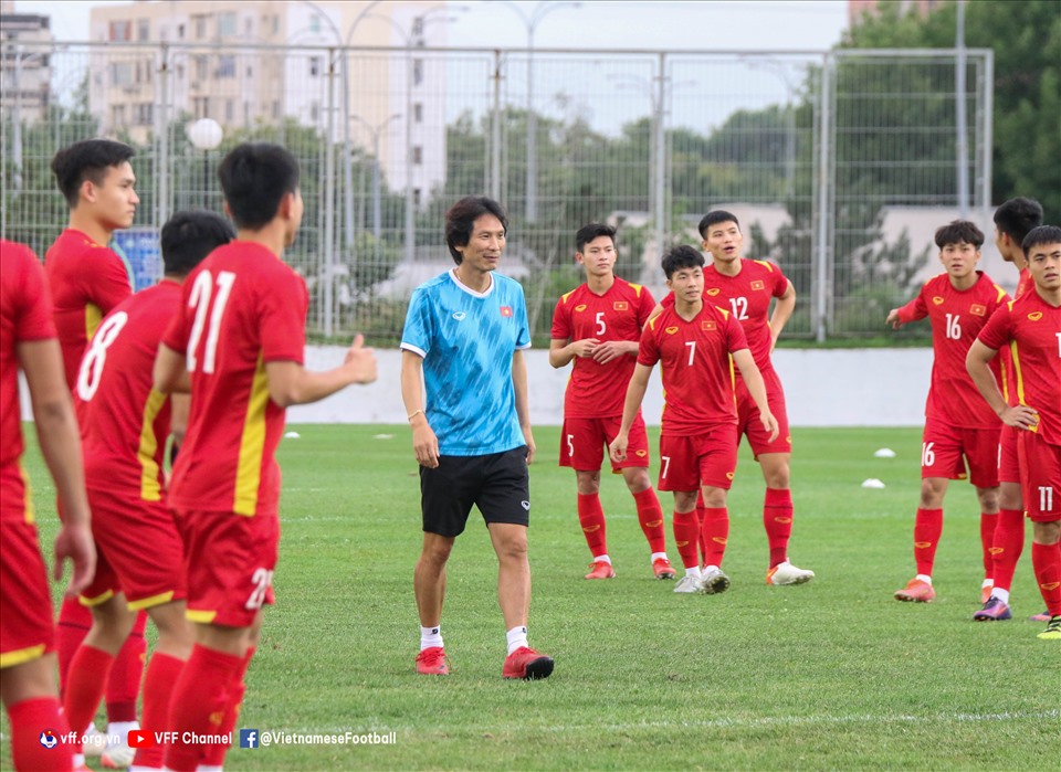 Huấn luyện viên Gong Oh-kyun tiếp lửa cho các học trò trước trận tứ kết U23 Châu Á 2022. Ảnh: VFF