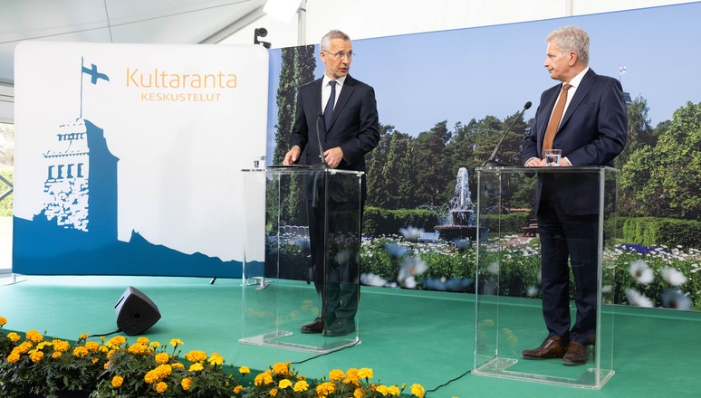 Tổng thư ký NATO Jens Stoltenberg (trái) họp báo chung với Tổng thống Phần Lan Sauli Niinisto ngày 12.6.2022. Ảnh: NATO