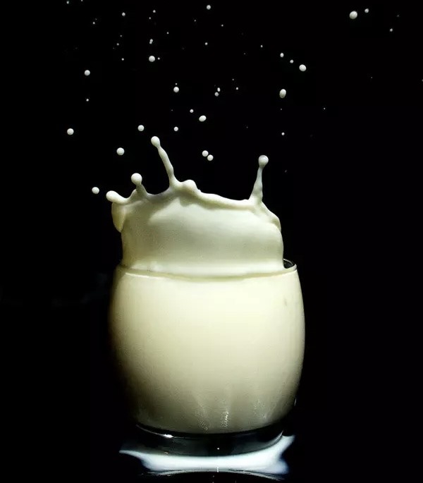 Sữa là một cách tự nhiên tuyệt vời khác để làm sáng da. Ảnh: StyleCraze
