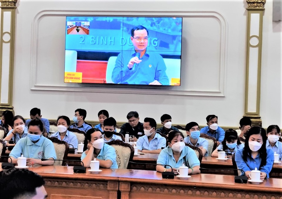 Công nhân lao động TPHCM chú ý lắng nghe phần trao đổi của Chủ tịch Tổng LĐLĐ Việt Nam Nguyễn Đình Khang. Ảnh: Nam Dương