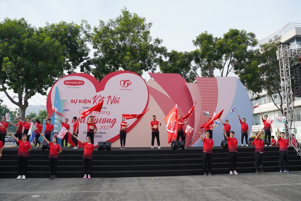 Đại diện thành viên Ban Giám đốc Dai-ichi Life Việt Nam và khách mời thực hiện nghi thức Rước cờ Giải Đi/Chạy bộ trực tuyến vì cộng đồng Dai-ichi Life Cung Đường Yêu Thương 2022. Ảnh P. Liên.