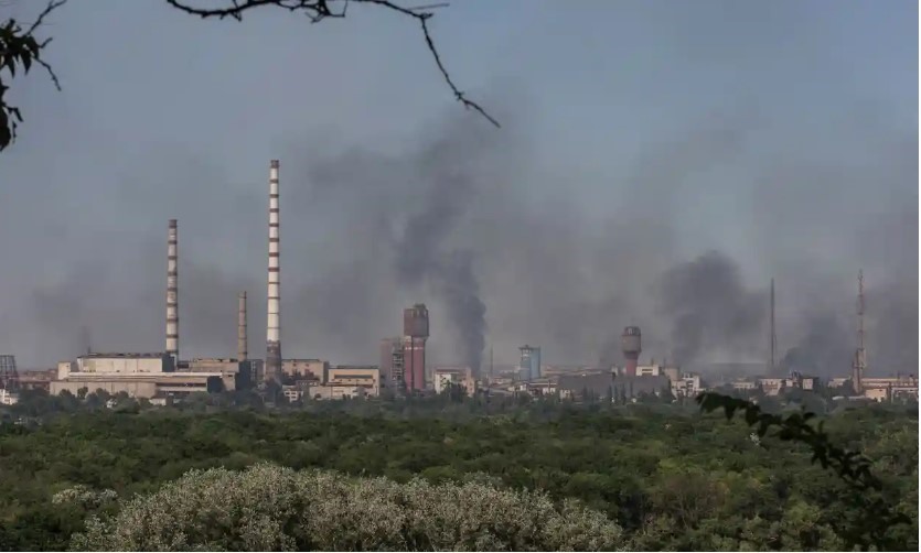 Khói bốc lên sau cuộc tấn công của Nga vào nhà máy hóa chất Azot ở Sievierodonetsk, vùng Lugansk. Ảnh chụp màn hình