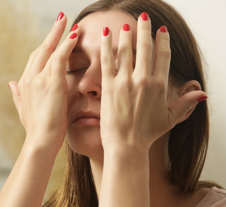 Massage mặt hàng ngày giúp chúng ta chống lại mụn trứng cá, cải thiện lưu lượng máu, làm cho làn da tươi sáng,... (Ảnh: Brightside)