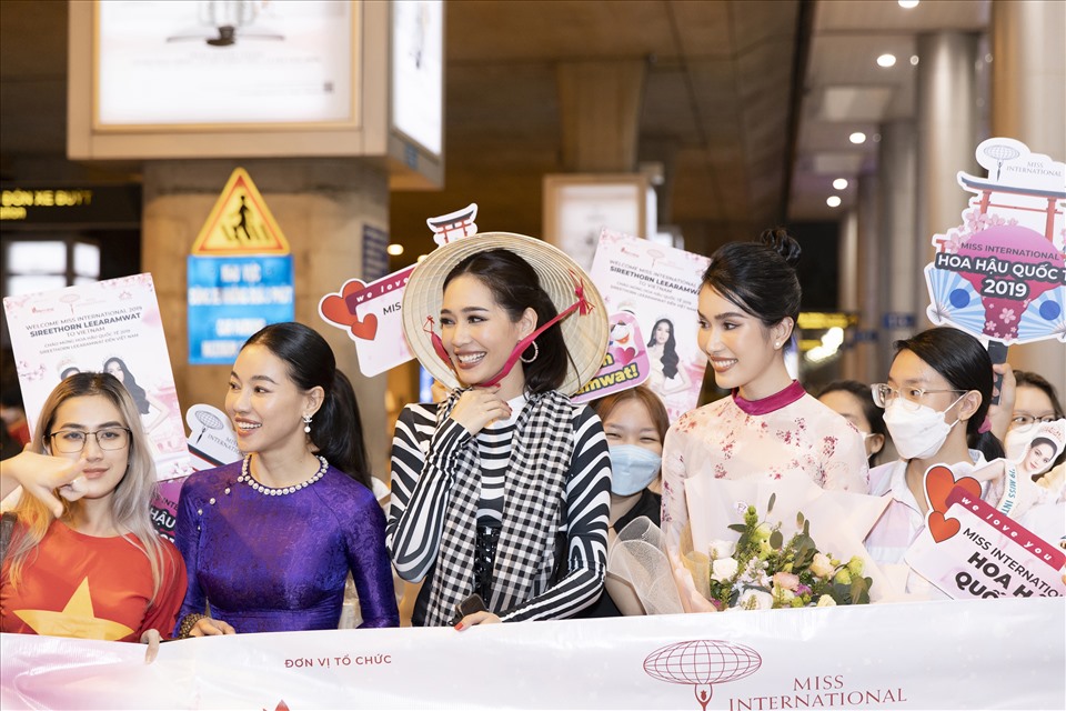 Ngay sau khi đáp xuống sân bay tại Việt Nam, Sireethorn Leearamwat vui mừng và hạnh phúc khi gặp và nhận được sự chào đón nồng nhiệt từ Á hậu Phương Anh cũng như “bà trùm hoa hậu” Phạm Kim Dung.