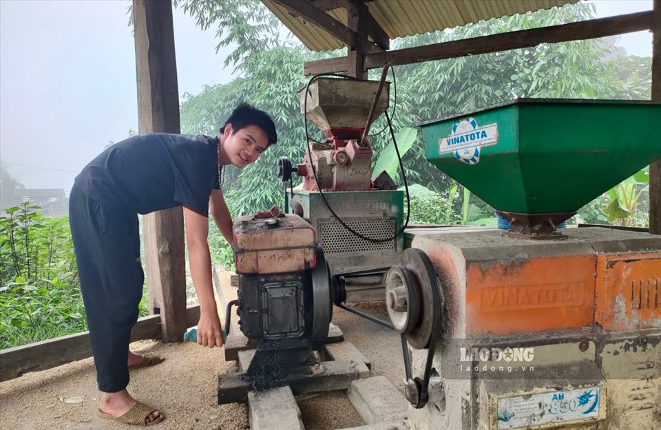 Do nguồn điện yếu, chiếc máy xay sát duy nhất của thôn Xà Phìn phải sử dụng dầu để hoạt động.