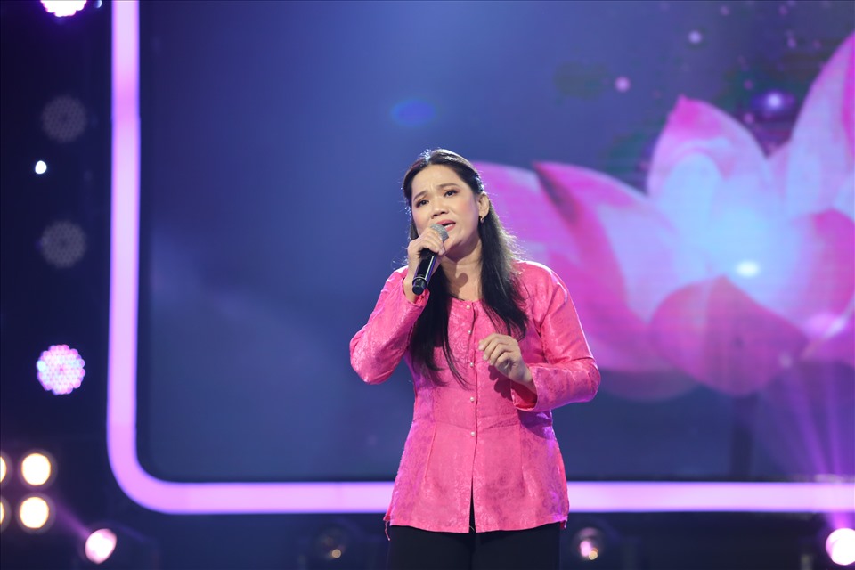 Nữ điều dưỡng hát ca khúc của cố ca sĩ Phi Nhung đầy cảm xúc trên sân khấu. Ảnh: CTCC.