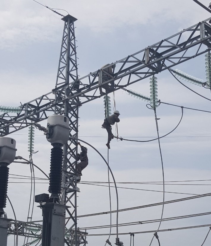 Đấu nối hệ thống đường dây trạm biến áp 220KV Yên Hưng, thị xã Quảng Yên, tỉnh Quảng Ninh. Ảnh: CVT