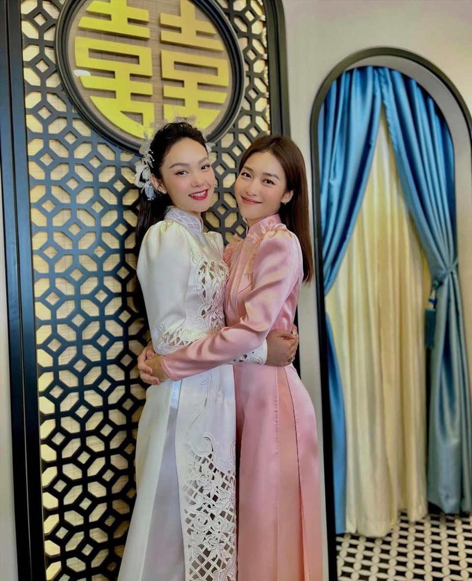 Khả Ngân làm phù dâu trong ngày trọng đại của Minh Hằng. Cô cập nhật nhiều hình ảnh, video về lễ vu quy vừa diễn ra. Ảnh: Instagram/imkhangan.