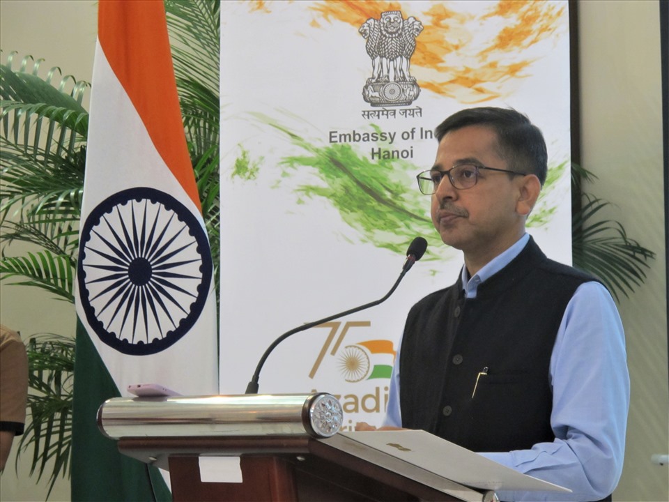 Ảnh đính kèm Đại sứ Ấn Độ Pranay Verma: “Việt Nam luôn là đối tác quan trọng của Ấn Độ trong hoạt động quảng bá và kỷ niệm Ngày Quốc tế Yoga...''. Ảnh: L.Q.V