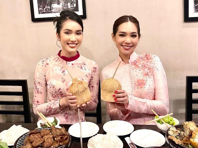 Á hậu Phương Anh (trái) mời Hoa hậu Quốc tế 2019 uống nước dừa, ăn bún chả. Ảnh: NVCC.