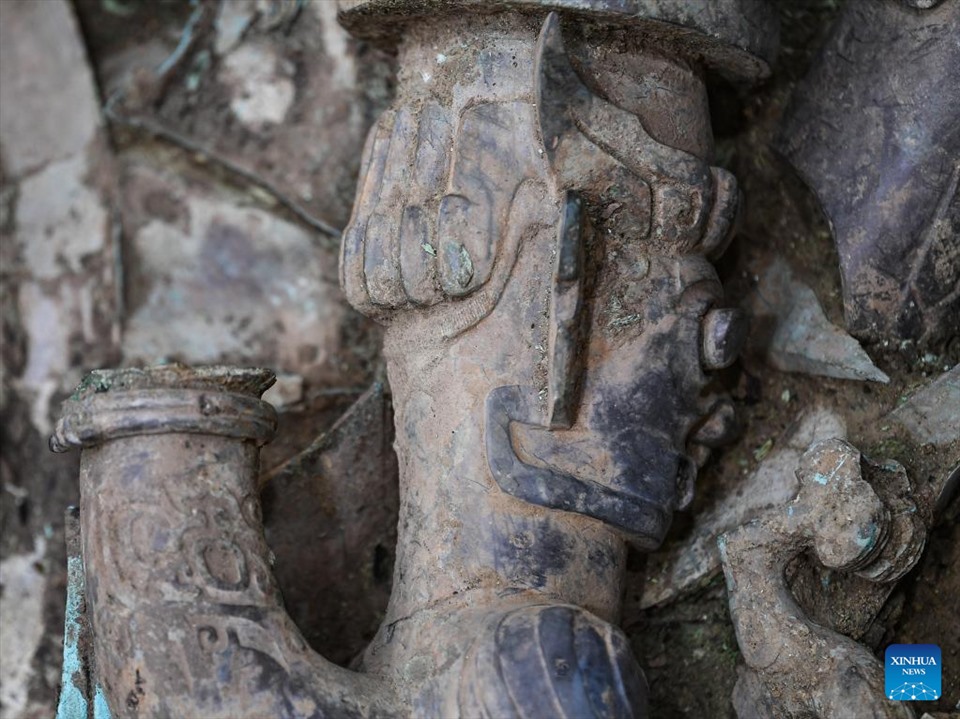 Một phần của tác phẩm điêu khắc bằng đồng có đầu người và thân rắn được khai quật từ hố hiến tế số 8 ở Tam Tinh Đôi. Ảnh: Tân Hoa Xã