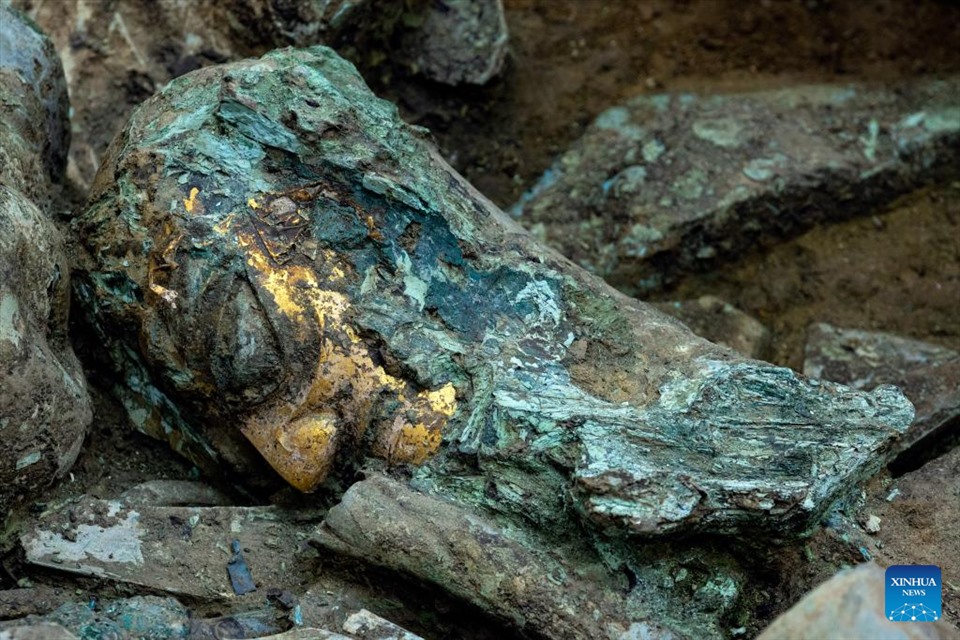 Đầu bằng đồng có mặt nạ vàng được khai quật từ hố hiến tế số 8 tại Tam Tinh Đôi, Trung Quốc. Ảnh: Tân Hoa Xã
