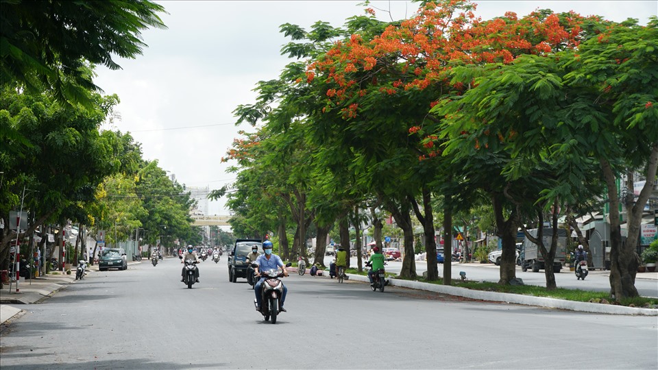 Công trình nâng cấp đường Trần Phú (quận Ninh Kiều) có chiều dài hơn 1,17km, tổng mức đầu tư hơn 92,08 tỉ đồng; được đầu tư đồng bộ với các hạng mục đường giao thông - vỉa hè, cây xanh, hệ thống thoát nước, chiếu sáng công cộng.