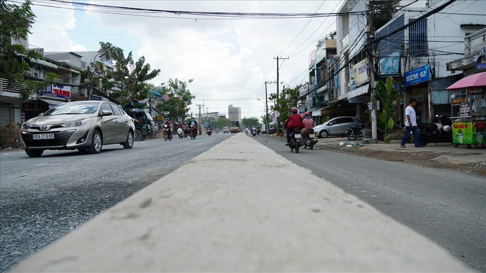 Công trình nâng cấp đường Trần Phú (quận Ninh Kiều) có chiều dài hơn 1,17km, tổng mức đầu tư hơn 92,08 tỉ đồng; được đầu tư đồng bộ với các hạng mục đường giao thông - vỉa hè, cây xanh, hệ thống thoát nước, chiếu sáng công cộng.