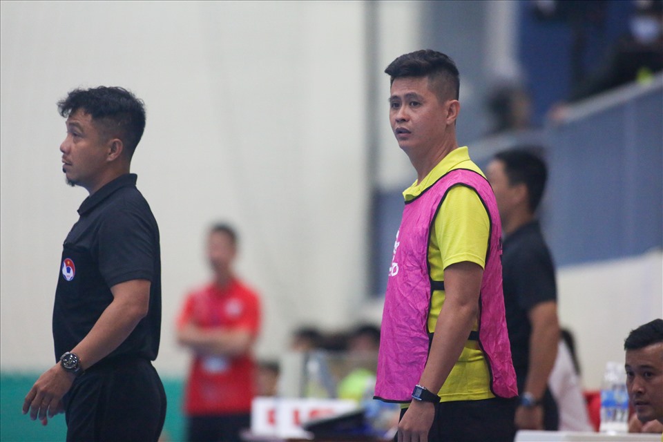 Huấn luyện viên Trương Hồng Tài nhiều lần không hài lòng với các quyết định chính của trọng tài.