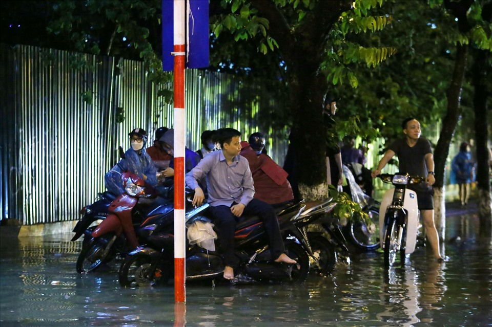 “Đây là lần đầu tiên tôi thấy đường này ngập sâu như vậy, có thể do những tuyến phố xung quanh cũng bị ngập nên nước ở đây không còn đường thoát“, anh Nguyễn Văn Hòa (Cầu Giấy, Hà Nội) cho hay.