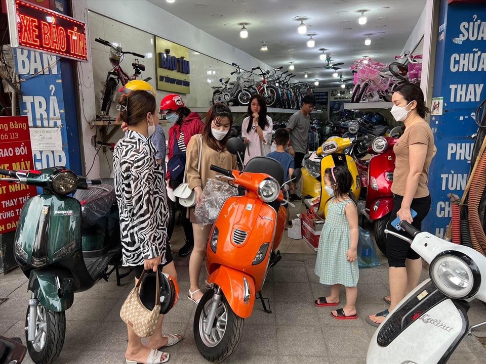Nhiều người dân đã chuyển hướng lựa chọn sang các phương tiện “xanh” như xe đạp điện, xe máy điện. Ảnh: Nguyễn Thúy.