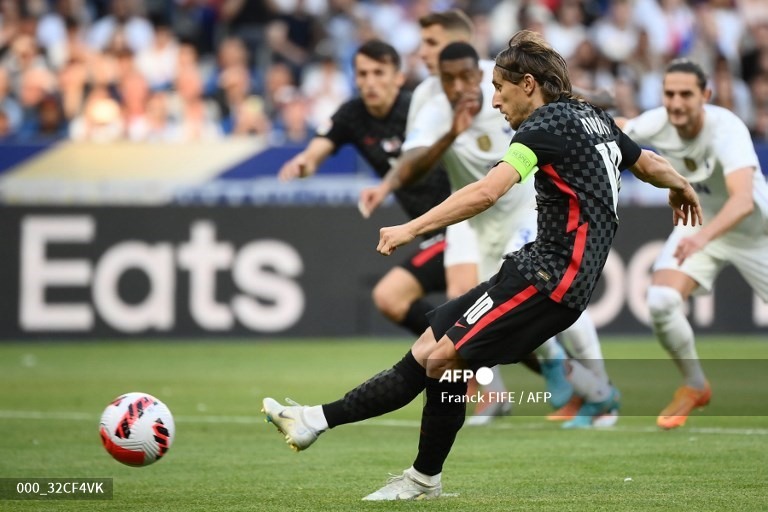 Luka Modric mở tỉ số trên chấm 11m cho Croatia. Ảnh: AFP