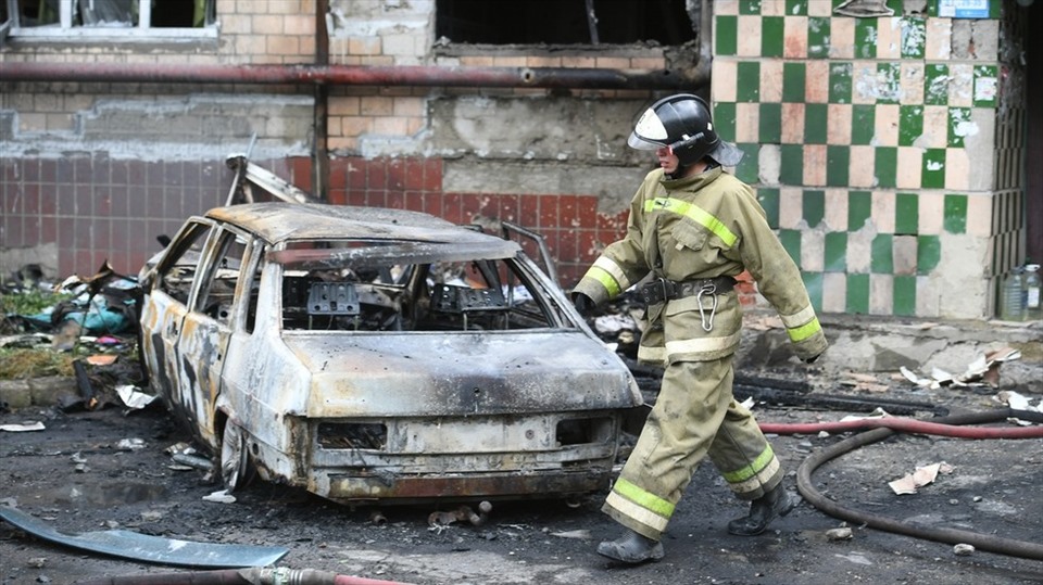 Xe bị phá huỷ ở Donetsk ngày 13.6.2022. Ảnh: Sputnik