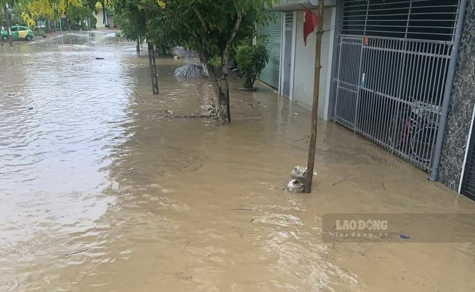 Anh Nguyễn Thái Hà, một người dân sinh sống ở đây cho biết, tình trạng ngập lụt ở khu vực này đã diễn ra từ nhiều năm nay mỗi khi có mưa lớn.