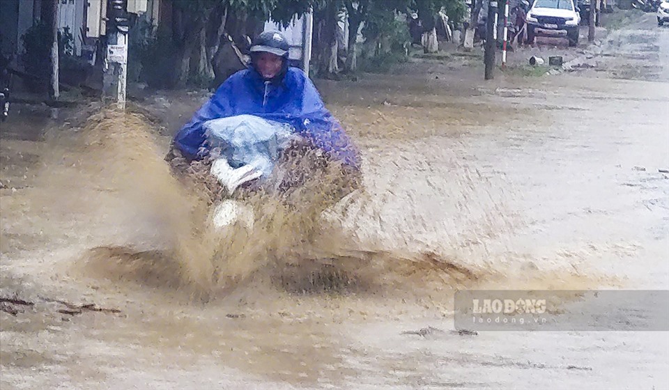 Theo cảnh báo của Đài khí tượng thủy văn tỉnh Điện Biên, hiện đang có một vùng mây gây mưa rào và dông đang tiếp tục phát triển và mở rộng ra nhiều địa phương gây mưa to, có nơi mưa to. Ảnh: Văn Thành Chương