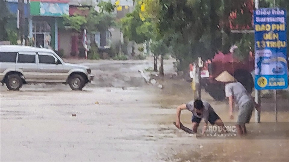 Tình trạng ngập úng khiến cho giao thông đi lại khó khăn. Nước ngập, ùn ứ còn kéo theo một lượng lớn bùn đất và rác thải tràn vào nhà dân.