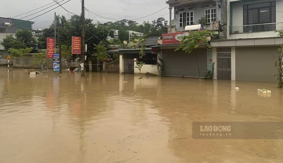 “Hôm nay mưa suốt đêm nên tình trạng ngập lụt đã xảy ra nghiêm trọng hơn. Có nhiều gia đình bị nước tràn vào nhà trong đêm, nhiều phương tiện bị chết máy giữa đường phải gọi cứu hộ” - Anh Hà nói.