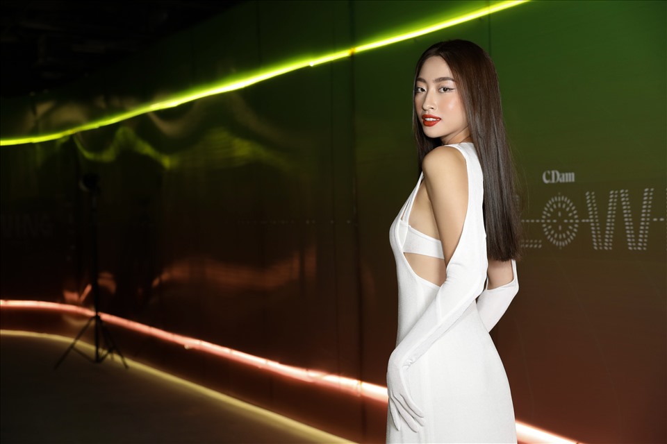 Hoa hậu Lương Thuỳ Linh khoe vẻ đẹp gợi cảm trong mẫu thiết kế của nhà thiết kế Cường Đàm. Ảnh: NVCC