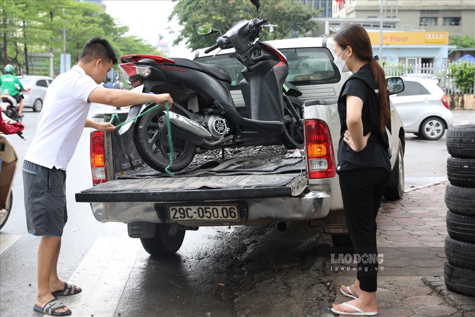 Nhiều người thuê xe cứu hộ, dùng xe ôtô gia đình chở những chiếc xe máy bị ngập nước đến cửa hàng sửa xe.