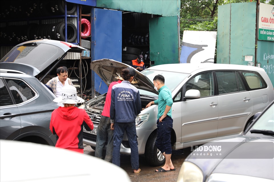 Theo ghi nhận của Báo Lao Động, sáng 14.6, các cửa hàng sửa chữa xe máy, ôtô tất bật với lượng công việc “khổng lồ“.