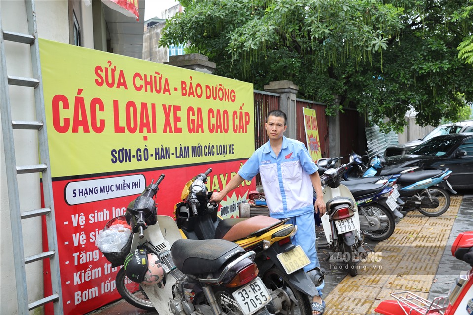 Các cửa hàng sửa chữa xe máy trên địa bàn thành phố Hà Nội chật kín xe hỏng sau trận mưa tối qua.