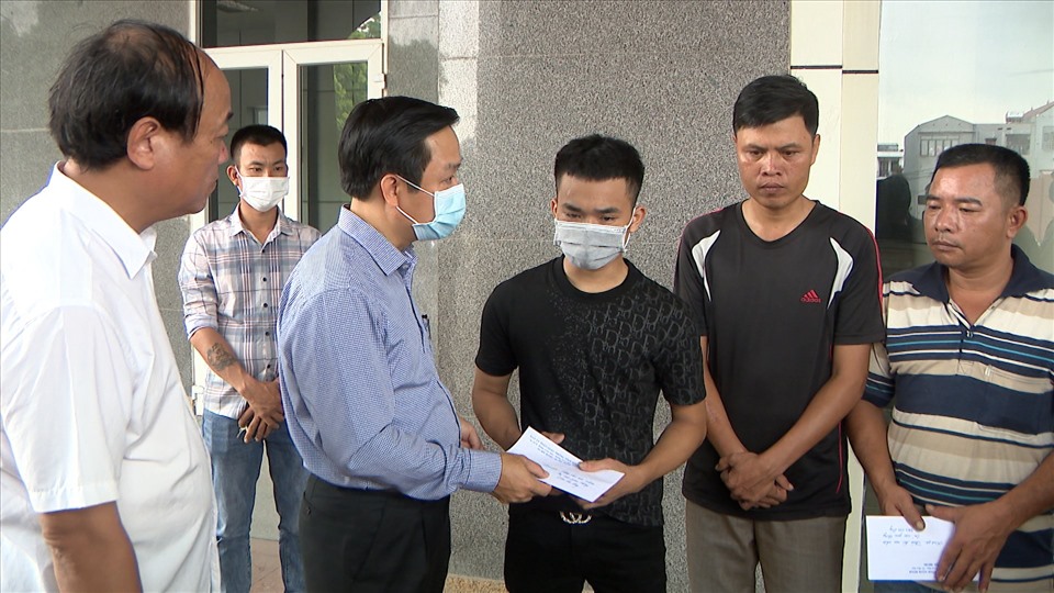Lãnh đạo UBND tỉnh Ninh Bình động viên và trao tiền hỗ trợ cho gia đình có nạn nhân tử vong trong vụ tai nạn trên. Ảnh: NT