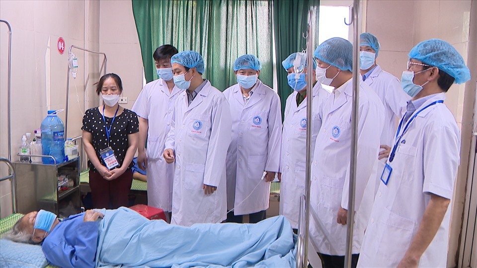 Lãnh đạo UBND tỉnh Ninh Bình thăm hỏi, động viên những nạn nhân bị thương đang điều trị tại Bệnh viện Đa khoa tỉnh Ninh Bình. Ảnh: NT