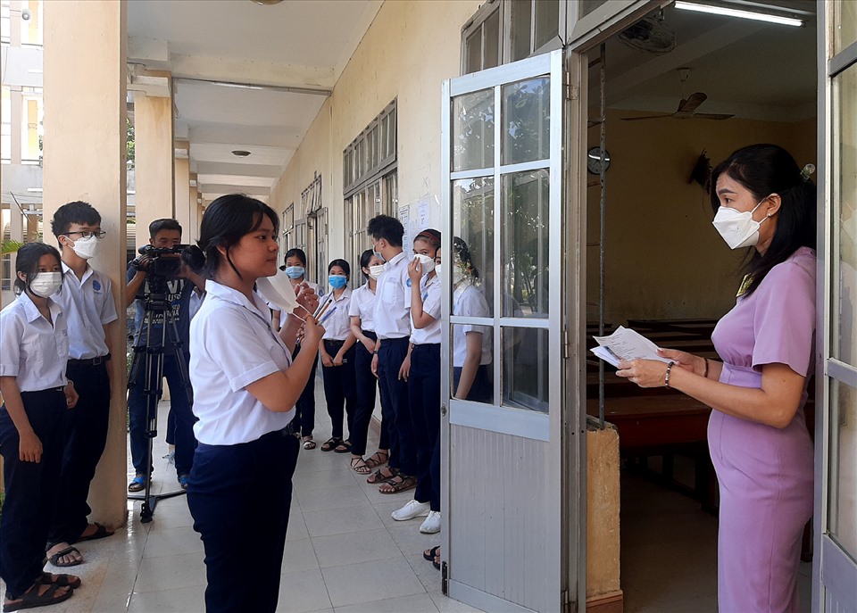 Các thí sinh được gọi vào phòng để thi môn Ngữ văn tại Hội đồng thi Trường THPT Nguyễn Trãi TP Tuy Hòa, tỉnh Phú Yên.