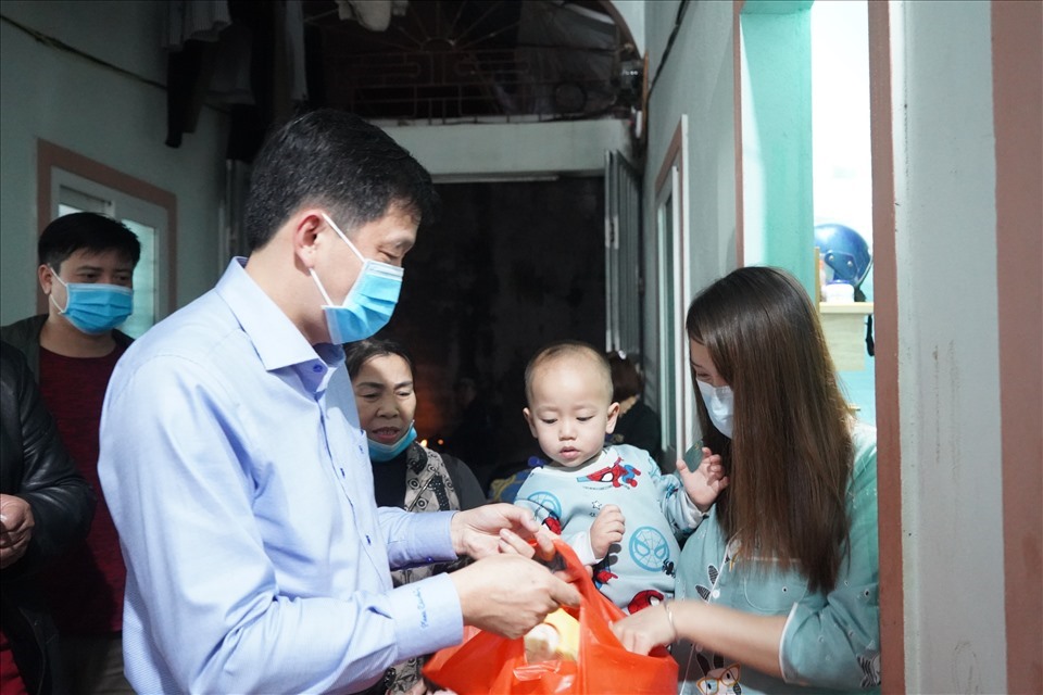 Ông Kha Văn Tám – Chủ tịch LĐLĐ tỉnh Nghệ An tặng quà Tết cho công nhân lao động tại nhà trọ. Ảnh: QĐ