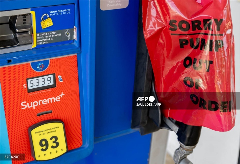 Một cây xăng ở McLean, Virginia, Mỹ thông báo không hoạt động ngày 10.6.2022 trong bối cảnh giá xăng lên đến 5,339 USD/gallon. Ảnh: AFP