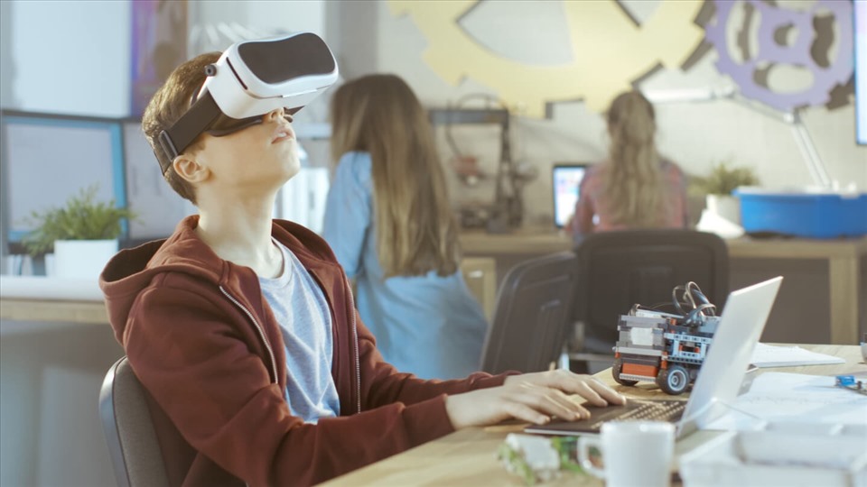 Phân biệt Thực tế ảo VR vs Thực tế tăng cường AR  TopDev