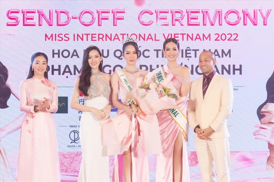 Á hậu Tường San - đại diện của Việt Nam tại Miss International 2019 trao lại sash cho Á hậu Phương Anh. Ảnh: Sen Vàng