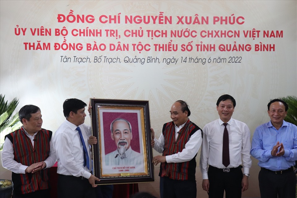 Chủ tịch nước tặng bức ảnh Bắc Hồ cho người dân huyện Bố Trạch. Ảnh: CTV