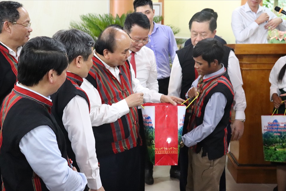 Chủ tịch nước Nguyễn Xuân Phúc tặng quà cho đồng bào dân tộc thiểu số tại Quảng Bình. Ảnh: CTV
