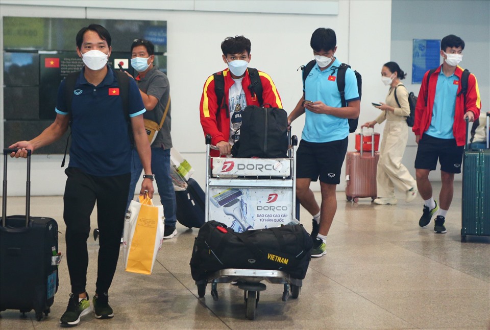 Khoảng 18h00 ngày 14.6, chuyến bay đưa nhóm cầu thủ đầu tiên đã đáp xuống sân bay Tân Sơn Nhất (TPHCM). Sau khi hoàn tất mọi thủ tục nhập cảnh và hành lý, các cầu thủ đã có mặt ở sảnh ga đến.