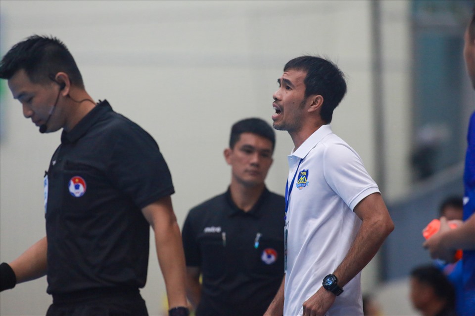 Bên ngoài đường biên, huấn luyện viên Phạm Minh Giang tỏ ra không hài lòng với màn trình diễn của các học trò. Ông liên tục yêu cầu các cầu thủ Thái Sơn Nam chắt chiu hơn từng cơ hội mà họ có được.