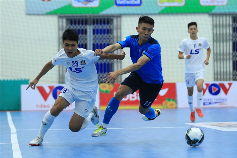 Ở trận đấu sớm trong ngày 14.6, Thái Sơn Bắc (áo trắng) cũng dễ dàng giành chiến thắng 7-2, qua đó dẫn đầu bảng xếp hạng giải futsal vô địch quốc gia 2022 sau lượt đầu tiên.