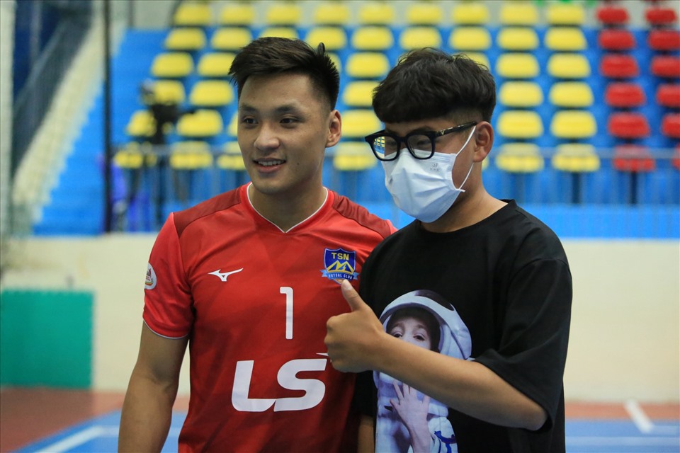 Sau trận, thủ môn Hồ Văn Ý được nhiều cổ động viên Đà Lạt xin chữ ký và chụp ảnh kỷ niệm. Giai đoạn 1 giải futsal vô địch quốc gia - HD Bank 2022 sẽ được diễn ra ở Đà Lạt cho đến ngày 4.7.