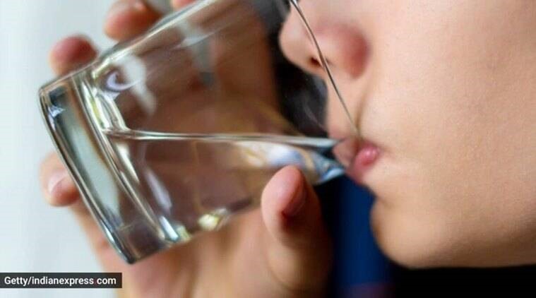 Bạn không nhất thiết phải uống nhiều nước, chỉ cần uống đủ. Ảnh: Getty Images/Thinkstock