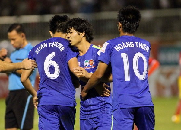 Hoàng Anh Gia Lai từng suýt xuống hạng ở mùa giải 2015 khi lứa Công Phượng, Tuấn Anh chào sân V.League. Ảnh: VFF